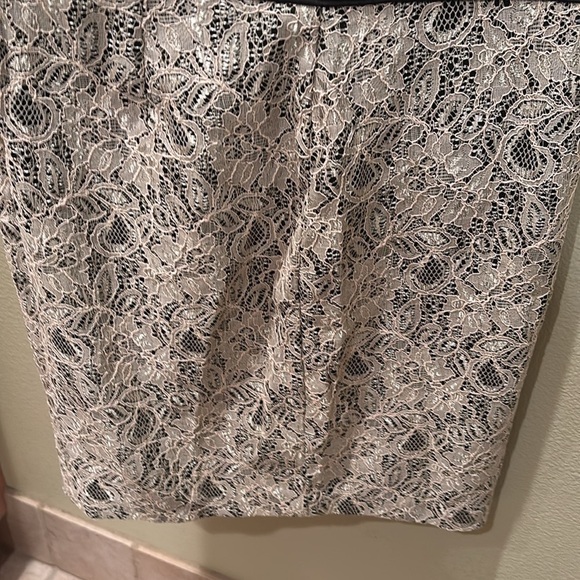 Forever 21 Elegant Black and Cream Lace Skirt - Picture 4 of 10